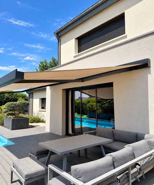 Store banne installe sur une terrasse en Mayenne