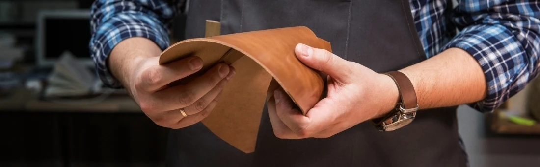 Manipulation pi&egrave;ce de cuir