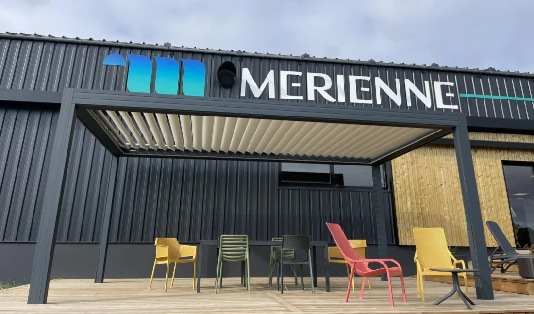 Magasin visible depuis la route d'Ern&eacute;e