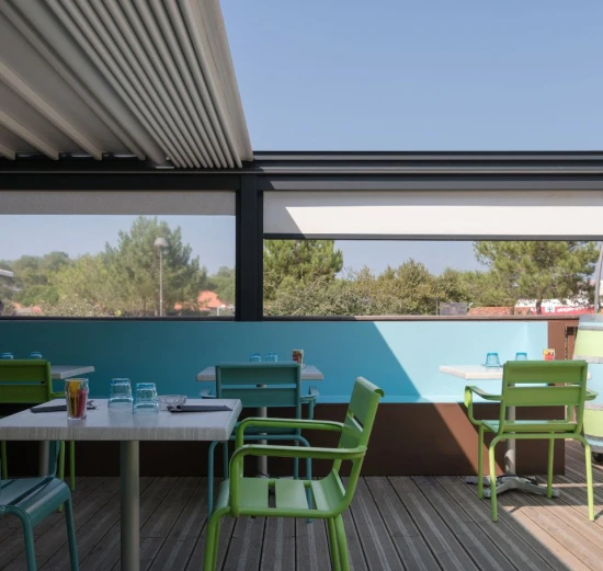 Pergola &agrave; toile r&eacute;tractable pour un restaurant
