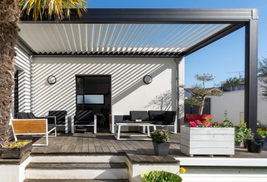 Pergola adoss&eacute;e