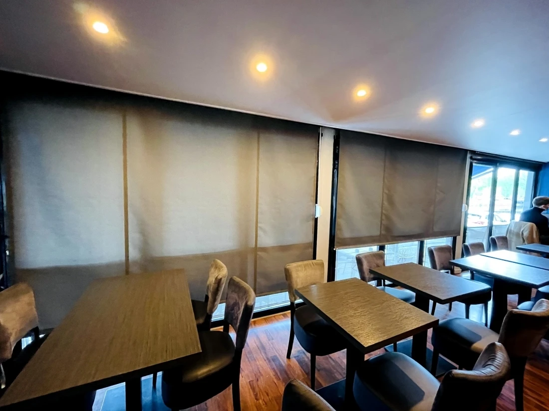 stores dans un caf&eacute;