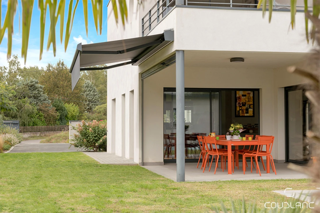 Store banne fix&eacute; &agrave; la maison