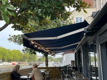 Am&eacute;liorez le confort de vos clients avec un store banne adapt&eacute;