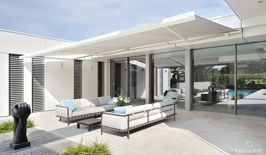 terrasse ombrag&eacute;e gr&acirc;ce &agrave; un store