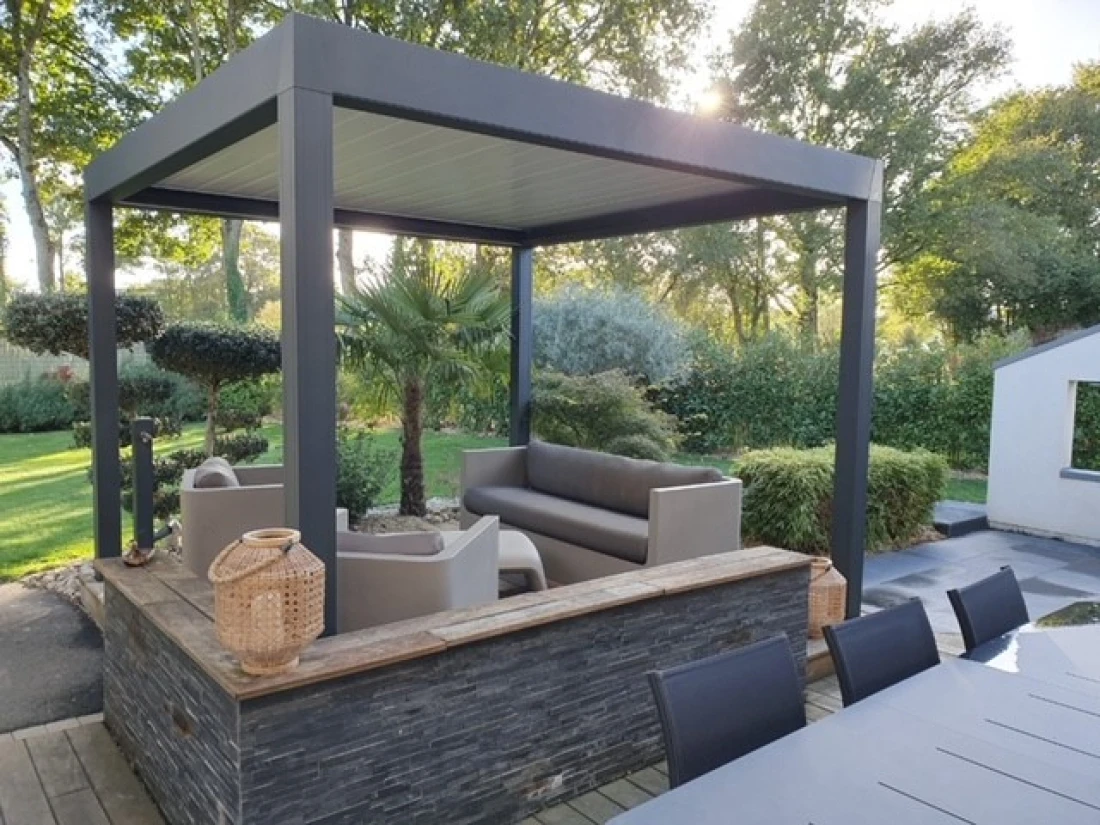 Pergola autoport&eacute;e avec muret