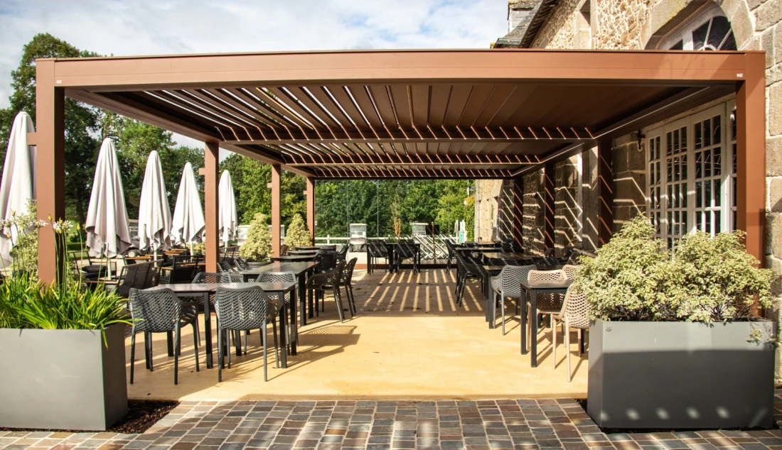 Pergola adoss&eacute;e pour un restaurant