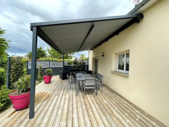 Pergola adoss&eacute;e &agrave; un pavillon