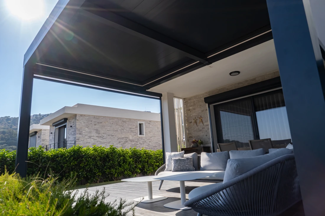 Une pergola adoss&eacute; &agrave; la maison qui prot&egrave;ge de la chaleur en &eacute;t&eacute;