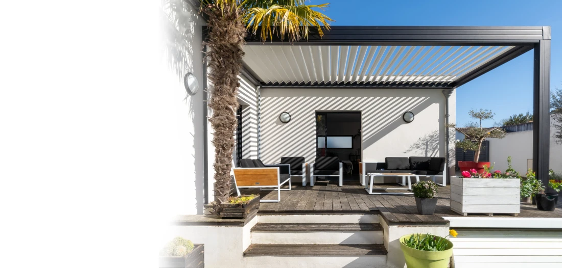 Une terrasse ensoleill&eacute;e et sa pergola