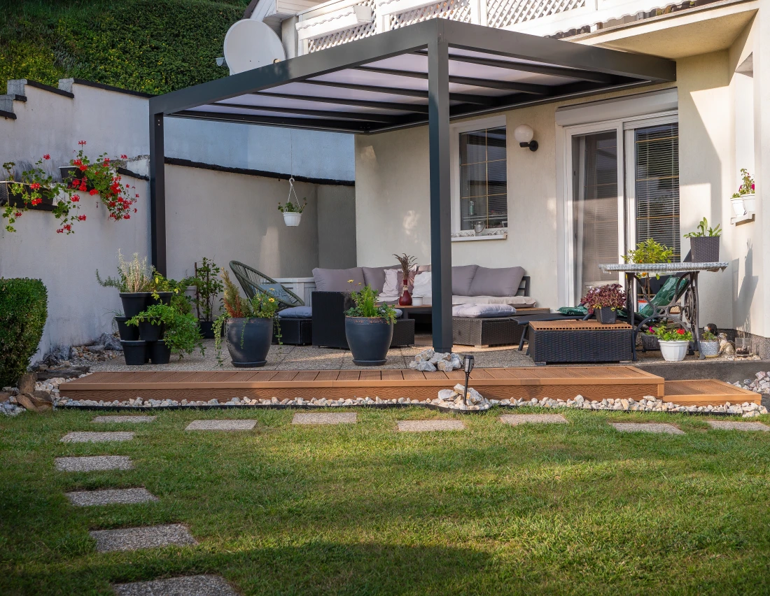 Pergola adoss&eacute;e &agrave; une maison