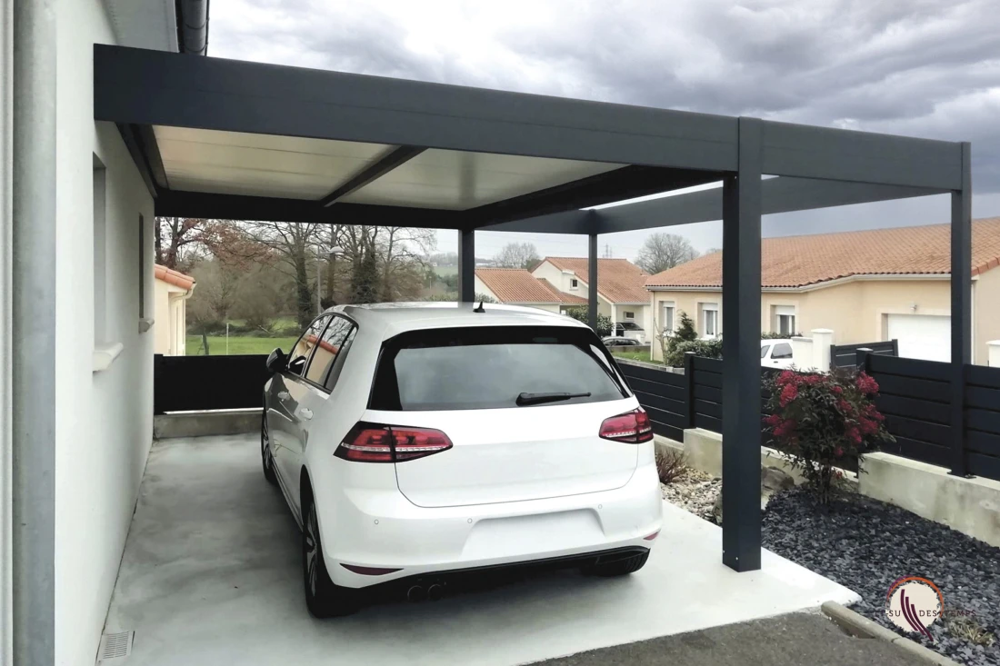 Carport adoss&eacute;