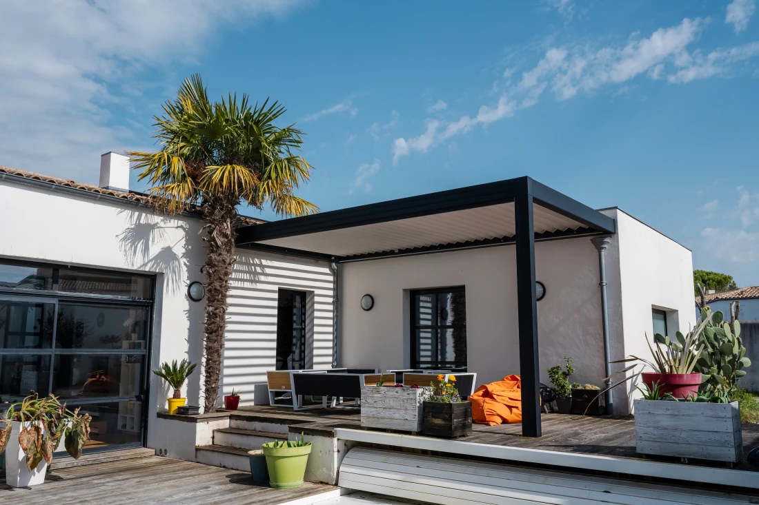 La solidité de votre terrasse est également un critère majeur pour déterminer s’il est possible d’y installer une pergola