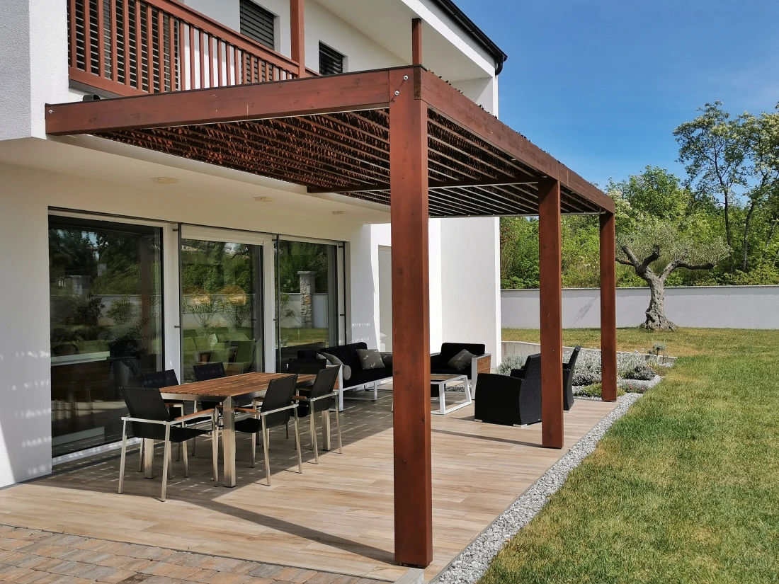 La résistance de votre terrasse actuelle conditionne aussi le choix du type de pergola